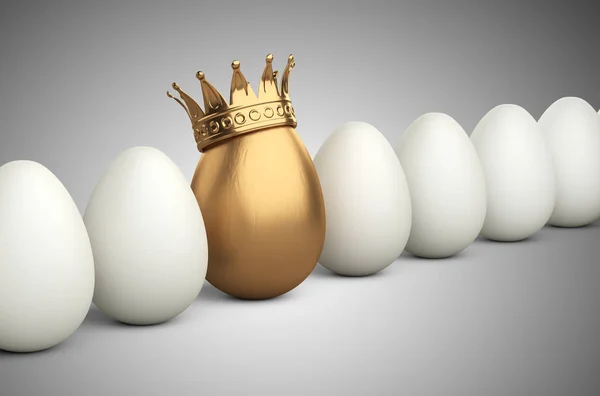 Rangée d'œufs blancs avec une dans la couronne dorée. Concept de leadership . — Photo