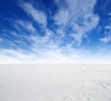  Kar ve gökyüzünün kış manzarası