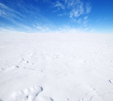  Kar ve gökyüzünün kış manzarası