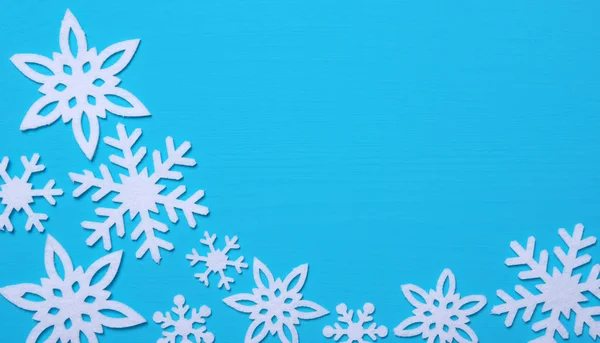 Schneeflocken Und Sterne Auf Blauem Holzgrund — Stockfoto