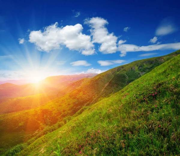 Bergslandskap Med Solen — Stockfoto