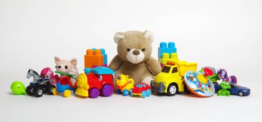 Beyaz arkaplanda oyuncaklar