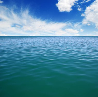 Gökyüzünde mavi deniz suyu yüzeyi