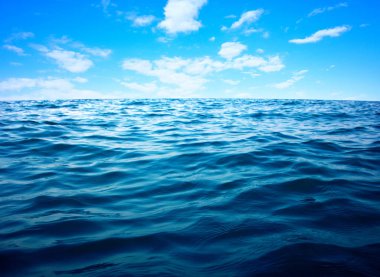 Gökyüzünde mavi deniz suyu yüzeyi