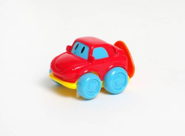 beyaz arkaplanda izole edilmiş oyuncak araba