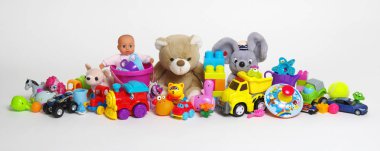 Beyaz arkaplanda oyuncaklar