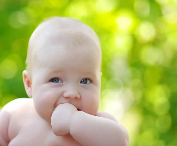 Retrato Bebé Niño Sobre Fondo Bokeh Verde —  Fotos de Stock