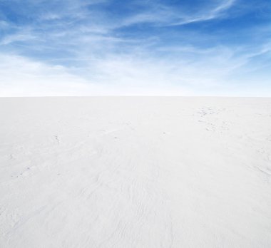  Kar ve gökyüzünün kış manzarası