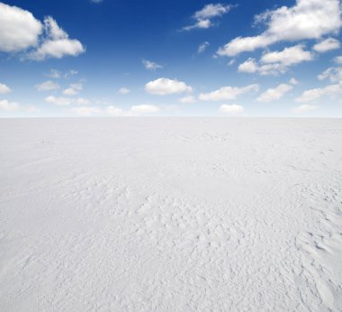  Kar ve gökyüzünün kış manzarası