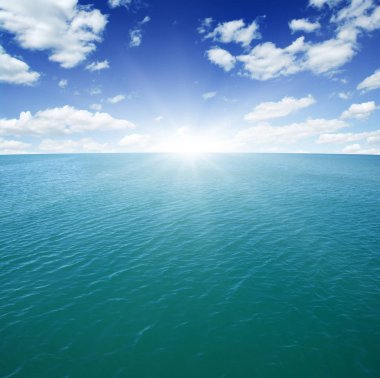 Gökyüzünde mavi deniz ve güneş