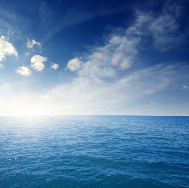 Gökyüzünde mavi deniz ve güneş