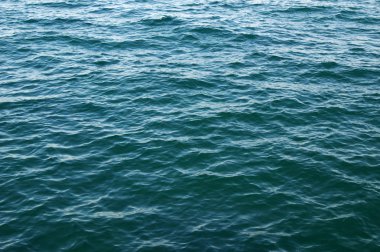 Dalgalı mavi deniz yüzeyi. Su arkaplanı.