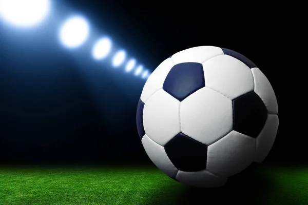 Футбольный Мяч Зеленом Стадионе Арена Ночное Время Освещена Яркими Прожекторами — стоковое фото