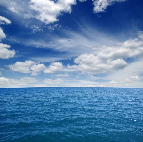 Γαλάζια Επιφάνεια Του Νερού Στον Ουρανό — Φωτογραφία Αρχείου