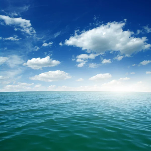 蓝海和天空中的太阳 — 图库照片