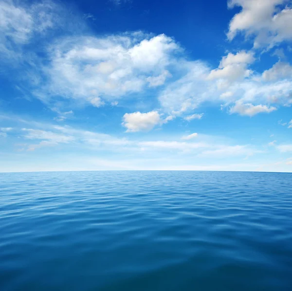 Błękitne Morze Powierzchnia Wody Niebie — Zdjęcie stockowe