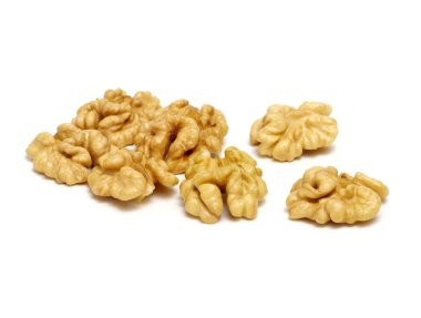 Beyaz arkaplanda izole edilmiş cevizler