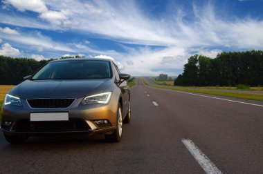 Gümüş araba ve yolda.