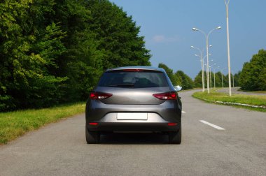 Gümüş araba ve yolda.