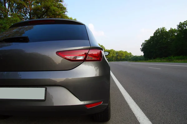 Silbernes Auto Und Unterwegs — Stockfoto