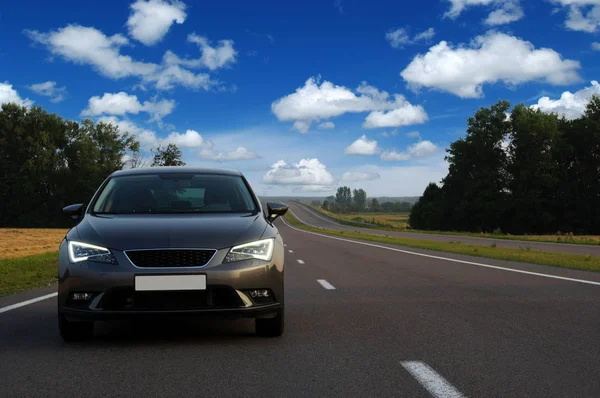 Silbernes Auto Und Unterwegs — Stockfoto