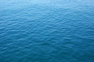 Dalgalı mavi deniz yüzeyi. Su arkaplanı.