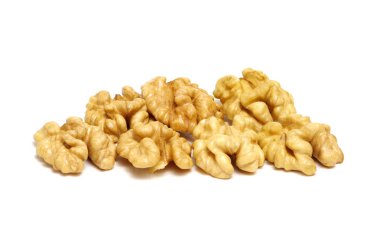 Beyaz arkaplanda izole edilmiş cevizler