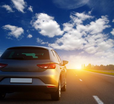  Araba ve ışık yolda..