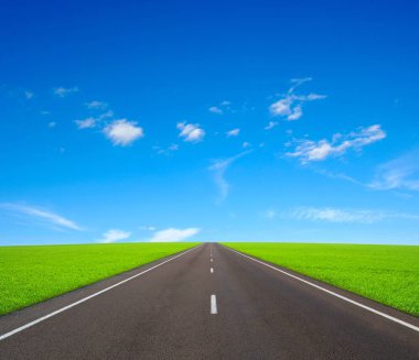 Asfalt araba yolu ve bulutlar yaz günü mavi gökyüzünde