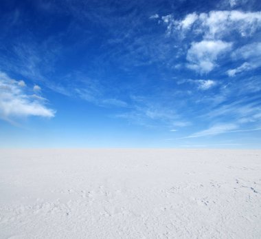  Kar ve gökyüzünün kış manzarası