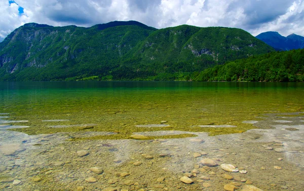 Montanha Lago Com Água Limpa — Fotografia de Stock