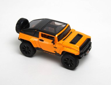 beyaz arkaplanda izole edilmiş oyuncak araba