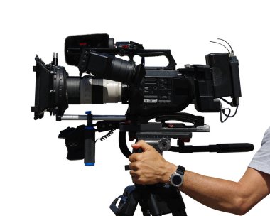 Beyaz arka plan üzerinde siyah profesyonel dijital video kamera kullanarak kameraman.
