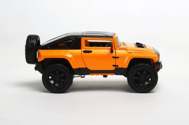 beyaz arkaplanda izole edilmiş oyuncak araba