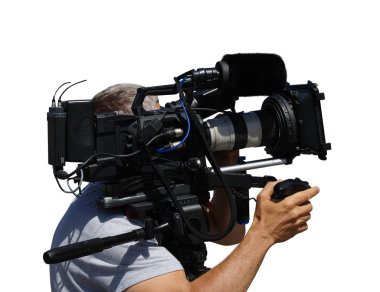 Beyaz arka plan üzerinde siyah profesyonel dijital video kamera kullanarak kameraman.