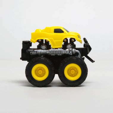 beyaz arkaplanda izole edilmiş oyuncak araba