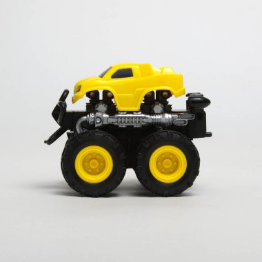 beyaz arkaplanda izole edilmiş oyuncak araba