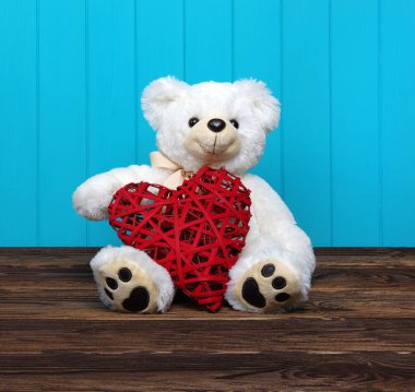 Ahşap arka planda oyuncaklar