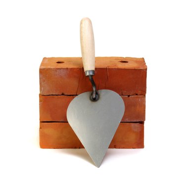 Beyaz arka planda tuğla ve mala