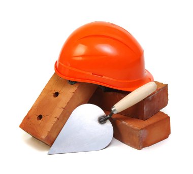 Tuğla, kırmızı başlık ve araçlar beyaz arkaplanda izole