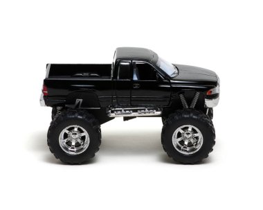 beyaz arkaplanda izole edilmiş oyuncak araba