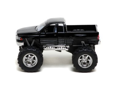 beyaz arkaplanda izole edilmiş oyuncak araba