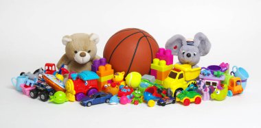 Beyaz arkaplanda oyuncaklar