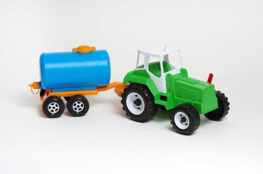 beyaz arkaplanda izole edilmiş oyuncak araba