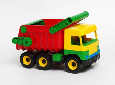 beyaz arkaplanda izole edilmiş oyuncak araba