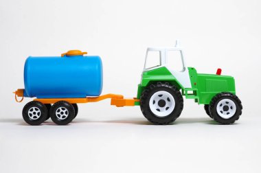 beyaz arkaplanda izole edilmiş oyuncak araba