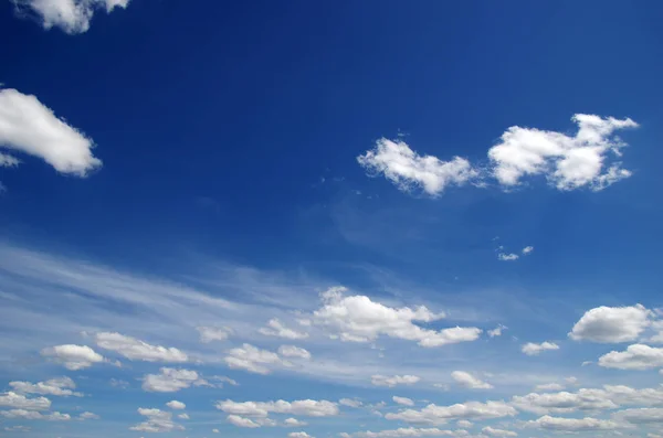 青い空と白い雲の背景 — ストック写真