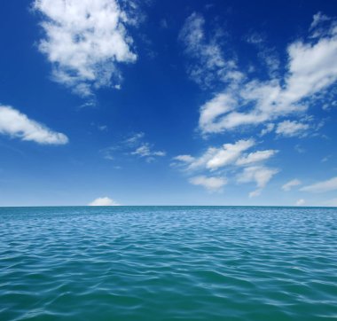 Gökyüzünde mavi deniz suyu yüzeyi
