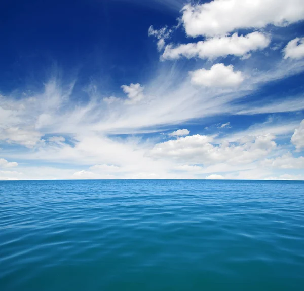 Blå Havsvatten Yta Himlen — Stockfoto
