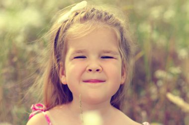  Bahar günü çayır üzerinde küçük kız